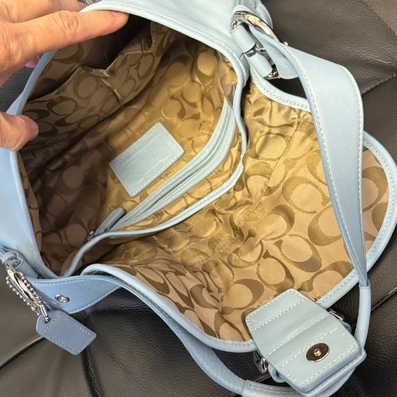 Coach Baby Blue Leather Shoulder Bag - Picture 10 of 16
